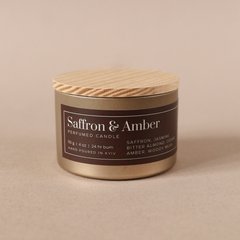 Парфумована свічка "Saffron and Amber" у металевій баночці з дерев'яною кришкою