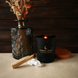 Парфумована свічка "Amber Light" у чорній склянці з дерев'яною кришкою