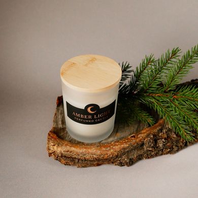 Парфумована свічка "Amber Light" у білій матовій склянці з дерев'яною кришкою